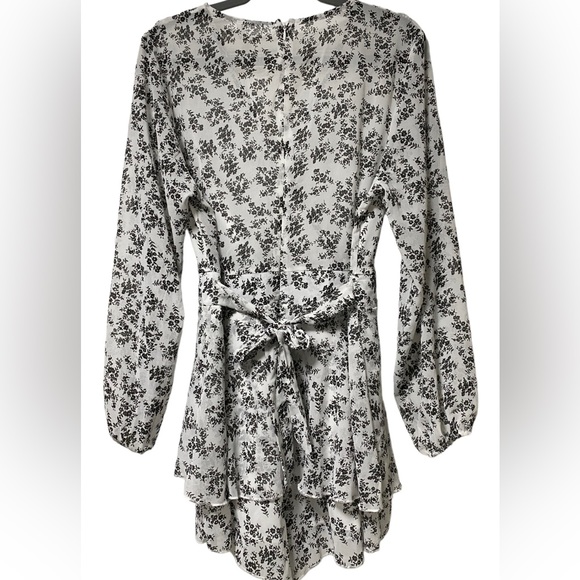 NWOT ADORABLE romper!!🖤🤍 - Picture 3 of 3